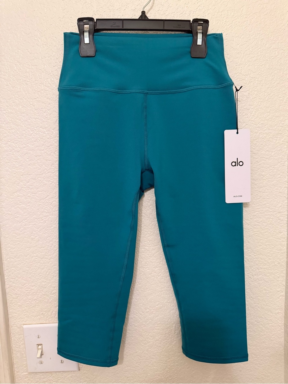 ALO Yoga Emerald Isle 16” Capri Leggings